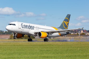 Stuttgart, Almanya - 4 Ekim 2020 Condor Airbus A320 uçağı Almanya 'daki Stuttgart Havaalanında. Airbus, Toulouse, Fransa merkezli bir Avrupalı uçak üreticisi..