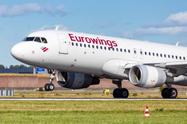 Stuttgart, Almanya - 4 Ekim 2020 Eurowings Airbus A320 uçağı Almanya 'daki Stuttgart Havaalanında. Airbus, Toulouse, Fransa merkezli bir Avrupalı uçak üreticisi..