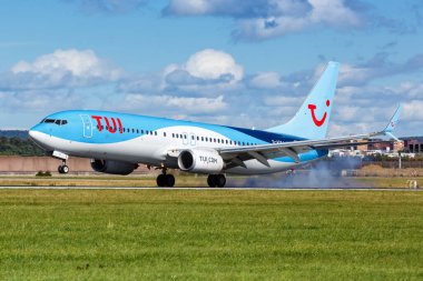 Stuttgart, Almanya - 4 Ekim 2020 TUI Boeing 737-800 uçağı Almanya 'daki Stuttgart Havaalanında. Boeing, merkezi Chicago 'da bulunan bir Amerikan uçak üreticisi..