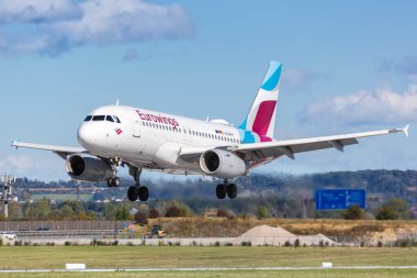 Stuttgart, Almanya - 4 Ekim 2020 Eurowings Airbus A319 uçağı Almanya 'daki Stuttgart Havalimanı' nda. Airbus, Toulouse, Fransa merkezli bir Avrupalı uçak üreticisi..