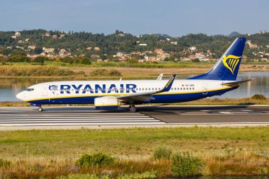 Korfu, Yunanistan - 17 Eylül 2020 Ryanair Boeing 737-800 uçağı Yunanistan 'daki Corfu Havalimanı' nda. Boeing, merkezi Chicago 'da bulunan bir Amerikan uçak üreticisi..