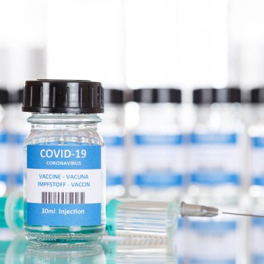 Coronavirus Aşı Şişesi Corona Virüs COVID-19 Covid Aşıları Şırınga Copyspace Kare Şişeleri