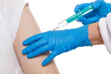 Aşı Coronavirus aşısı şırıngası Corona Virüs hemşire doktor COVID-19 Covid beyaz arka planda izole edildi.