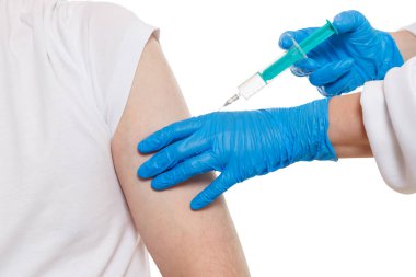 Aşı Coronavirus aşısı şırıngası Corona Virüs hemşire doktor COVID-19 Covid beyaz arka planda izole edildi.