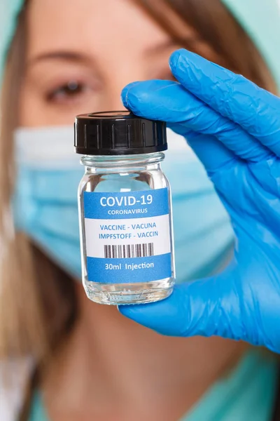 コロナウイルスワクチンボトルコロナウイルス注射器医師Covid 19コヴィドワクチンポートレート形式のボトル — ストック写真