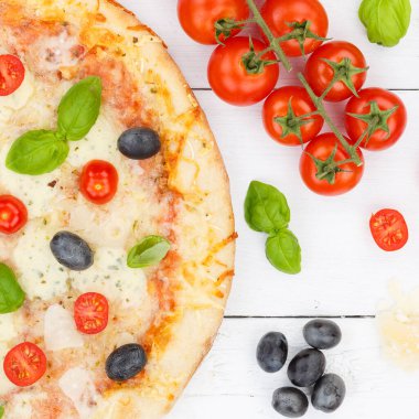 Yukarıdan gelen pizza margaritası margarita ahşap tahta üzerine kapanıyor.