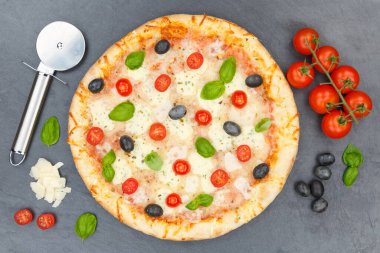 Pizza margarita margherita. Yukardan gelen. Bir levhada pişirme malzemeleri.