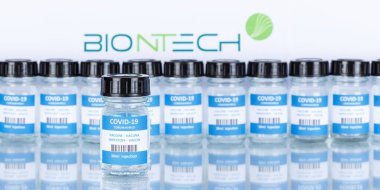 Biontech Coronavirus Aşısı Corona Virüs COVID-19 Covid Aşıları panoramik fotoğraf şişeleri