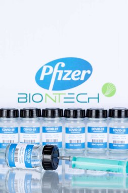 Pfizer Biontech Coronavirus Aşısı Corona Virüsü COVID-19 Covid şırınga aşıları kopyalanmış uzay fotokopi şişeleri