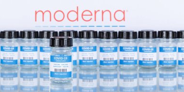 Moderna Coronavirus Aşısı Corona Virüsü COVID-19 Covid Aşıları panoramik fotoğraf şişeleri