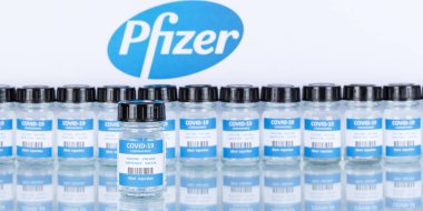 Pfizer Coronavirus Aşısı Corona Virüsü COVID-19 Covid aşıları panoramik fotoğraf şişeleri