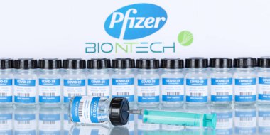 Pfizer Biontech Coronavirus Aşısı Corona Virüsü COVID-19 Covid şırınga aşıları panoramik manzara şişeleri