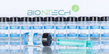 Biontech Coronavirus Aşısı Corona Virüs COVID-19 Covid şırınga aşıları panoramik manzara şişeleri