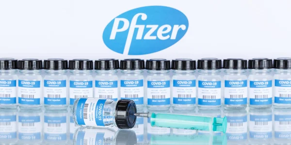 Pfizer Coronavirus Aşısı Corona Virüsü Covid Covid Şırınga Aşıları Panoramik — Stok fotoğraf