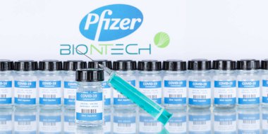 Pfizer Biontech Coronavirus Aşısı Corona Virüsü COVID-19 Covid şırınga aşıları panoramik fotoğraf şişeleri
