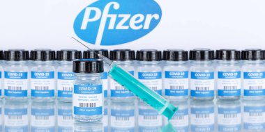 Pfizer Coronavirus Aşısı Corona Virüsü COVID-19 Covid şırınga aşıları panoramik fotoğraf şişeleri