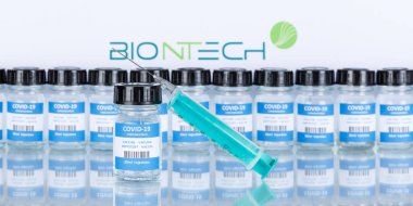 Biontech Coronavirus Aşısı Corona Virüs COVID-19 Covid şırınga aşıları panoramik fotoğraf şişeleri