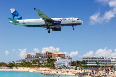Sint Maarten, Hollanda Antilleri - 15 Eylül 2016 JetBlue Airbus A320 uçağı Karayipler 'deki Sint Maarten Havaalanı' nda (SXM).