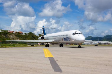 Sint Maarten, Hollanda Antilleri - 18 Eylül 2016 Insel Air McDonnell Douglas MD-83 uçağı Karayipler 'deki Sint Maarten Havalimanı' nda.