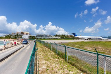 Sint Maarten, Hollanda Antilleri - 20 Eylül 2016 Insel Air McDonnell Douglas MD-83 uçağı Karayipler 'deki Sint Maarten Havalimanı' nda.
