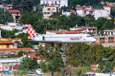 Skiathos, Yunanistan - 2 Haziran 2016 Volotea Boeing 717-200 uçağı Yunanistan Skiathos Havaalanı 'nda (JSI). Boeing, merkezi Chicago 'da bulunan bir Amerikan uçak üreticisi..