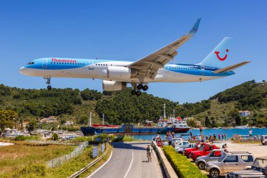 Skiathos, Yunanistan - 3 Haziran 2016 Thomson Airways Boeing 757-200 uçağı Yunanistan Skiathos Havaalanı 'nda (JSI). Boeing, merkezi Chicago 'da bulunan bir Amerikan uçak üreticisi..
