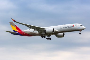 Londra, Birleşik Krallık - 9 Temmuz 2019 Asiana Airlines Airbus A350-900 uçağı Londra Heathrow Havaalanı 'nda (LHR).