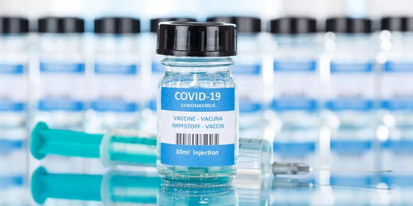 Coronavirus Aşı Şişesi Corona Virüs Şırıngası Covid Covid Aşıları Panoramik — Stok fotoğraf