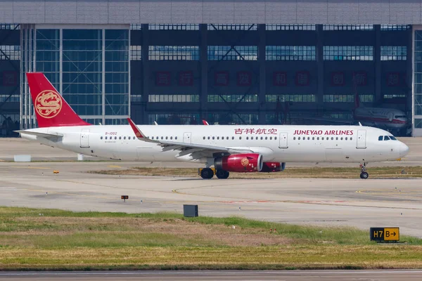 Shanghai China September 2019 Juneyao Airlines Airbus A321 Airplane Shanghai —  Fotos de Stock