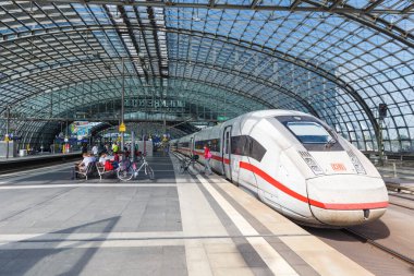 Berlin, Almanya - 20 Ağustos 2020 ICE 4 Berlin ana tren istasyonu Hauptbahnhof Hbf, Almanya.
