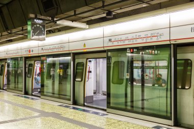 Hong Kong, Çin - 19 Eylül 2019 Metro Hong Kong Metro MTR Tai Wo Hau İstasyonu.