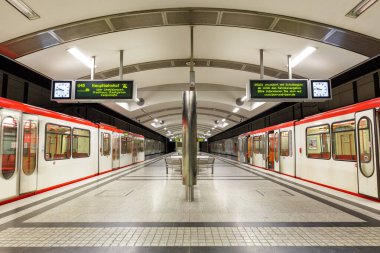 Dortmund, Almanya - 9 Ağustos 2020 Dortmund Metro MRT Stadtbahn Metro İstasyonu Westfalenhallen, Almanya.
