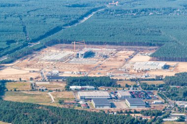 Berlin, Almanya - 19 Ağustos 2020 Tesla Gigafactory Berlin Brandenburg Giga Fabrikası inşaat sahasının Almanya 'da havadan çekilmiş fotoğrafı.