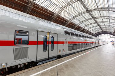 Leipzig, Almanya - 19 Ağustos 2020 IC2 Intercity 2 çift katlı tren Leipzig tren istasyonunda Almanya 'da.