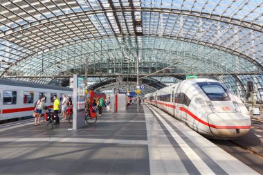 Berlin, Almanya - 20 Ağustos 2020 ICE 4 hızlı tren Berlin tren istasyonu Hauptbahnhof Hbf, Almanya.