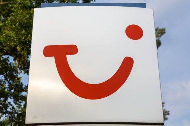 Hanover, Almanya - 9 Ağustos 2020 TUI Deutschland GmbH logosu sembol genel merkezi Hanover Almanya.