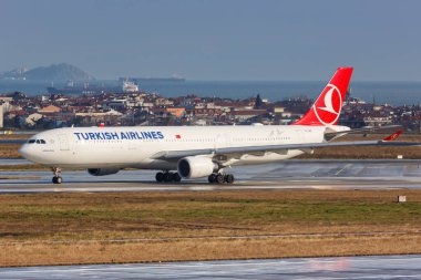 İstanbul, Türkiye - 15 Şubat 2019 Türk Havayolları Airbus A330-300 uçağı İstanbul Atatürk Havalimanı 'nda (IST). Airbus, Toulouse, Fransa merkezli bir Avrupalı uçak üreticisi..