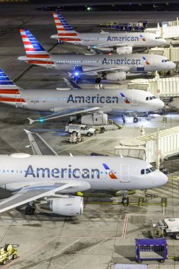 Phoenix, Arizona - 8 Nisan 2019 American Airlines Airbus uçakları Phoenix Havaalanı 'nda (PHX). Airbus, Toulouse, Fransa merkezli bir Avrupalı uçak üreticisi..