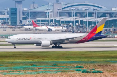 Incheon, Güney Kore - 24 Mayıs 2016 Asiana Havayolları Boeing 777-200ER uçağı Seul Incheon Havalimanı 'nda (ICN).