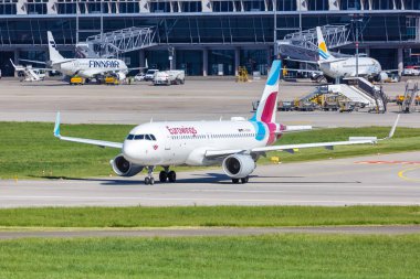 Stuttgart, Almanya - 8 Mayıs 2018 Eurowings Airbus A320 uçağı Almanya 'daki Stuttgart Havalimanı' nda. Airbus, Toulouse, Fransa merkezli bir Avrupalı uçak üreticisi..