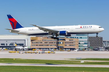 Stuttgart, Almanya - 8 Mayıs 2018 Delta Air Lines Boeing 767-400ER uçağı Stuttgart Havalimanı 'nda (STR). Boeing, merkezi Chicago 'da bulunan bir Amerikan uçak üreticisi..