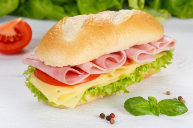 Tahta tahtada jambonlu ve peynirli sandviç.