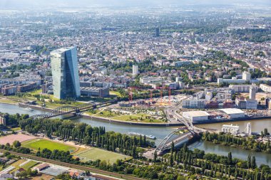 Frankfurt, Almanya - 27 Mayıs 2020 ECB Avrupa Merkez Bankası gökdeleni ufuk çizgisi hava fotoğrafı Almanya 'nın ana nehir kenti.