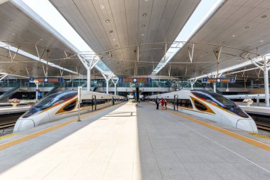 Tianjin, Çin - 29 Eylül 2019 Çin 'deki Tianjin tren istasyonunda yüksek hızlı trenler.
