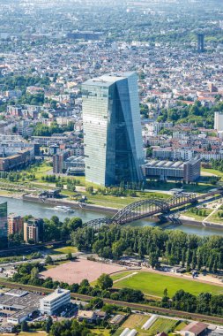 Frankfurt, Almanya - 27 Mayıs 2020 ECB Avrupa Merkez Bankası gökdeleni gökdelen havadan fotoğraf portresi biçimi Almanya 'nın ana nehir şehri.
