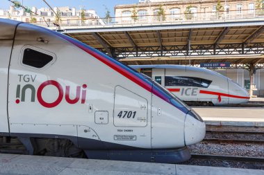 Paris, Fransa - 23 Temmuz 2019 Fransız TGV ve Alman ICE yüksek hızlı treni Deutsche Bahn DB Paris Est tren istasyonu.