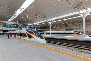 Tianjin, Çin - 29 Eylül 2019 Çin 'deki Tianjin tren istasyonunda yüksek hızlı trenler.