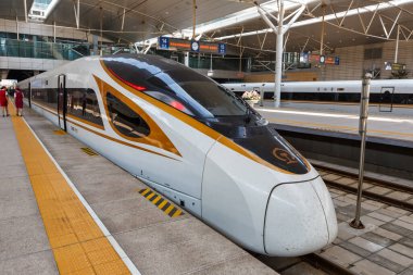 Tianjin, Çin - 29 Eylül 2019 Çin 'deki Tianjin tren istasyonunda yüksek hızlı trenler.
