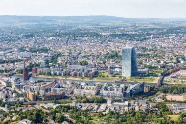 Frankfurt, Almanya - 27 Mayıs 2020 ECB Avrupa Merkez Bankası gökdelen hava fotoğrafı köprüsü Almanya 'nın ana nehir kenti.