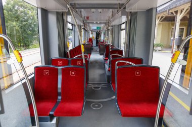 Fulpmes, Avusturya - 1 Ağustos 2020 Stubaitalbahn Innsbruck Tramvay Treni Avusturya.